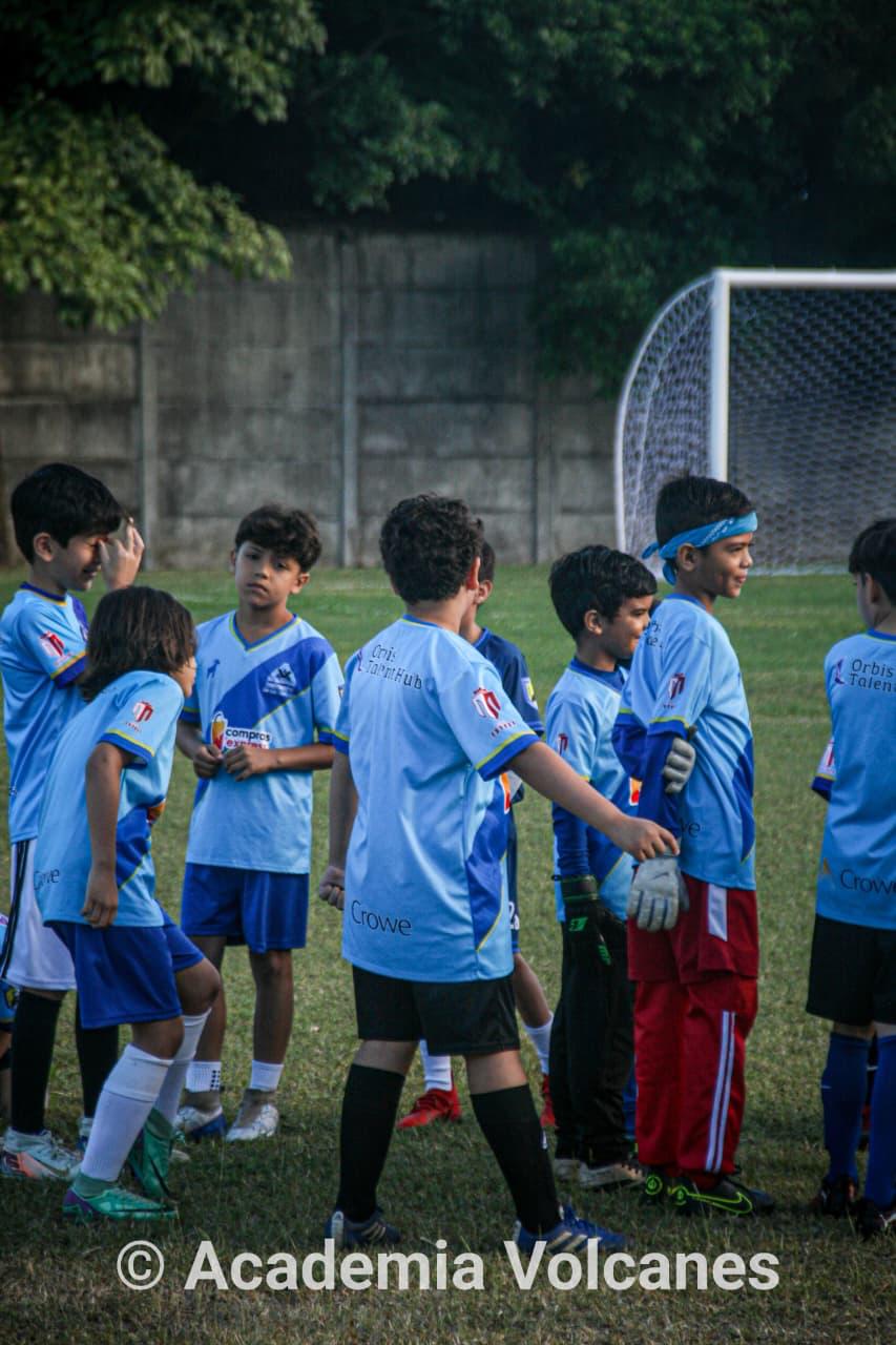 Jugadores de Academia Volcanes en la cancha